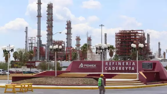Clausuran refinería de Cadereyta en Nuevo León Clausuran refinería de Cadereyta en Nuevo León