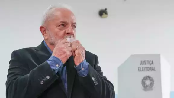 Lula lidera las elecciones en Brasil ante el primer escrutinio Lula lidera las elecciones en Brasil ante el primer escrutinio
