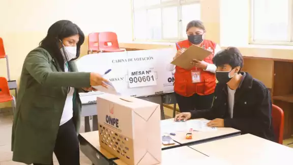 El desinterés por las elecciones de Perú deja las mesas electorales vacías El desinterés por las elecciones de Perú deja las mesas electorales vacías