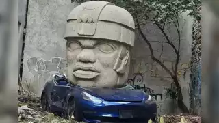 Cabeza Olmeca aplasta Tesla en la colonia Roma en CDMX: "¡Falla en la Matrix!", acusan internautas