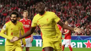Liverpool parece tener la eliminatoria ganada ante un Benfica que no supo sacar un buen resultado en casa