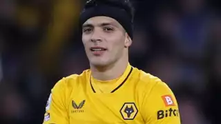 El mexicano se fue del campo por recibir doble tarjeta amarilla, la última de ellas por obstruir un saque de falta