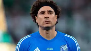 Aficionados del Tri arremeten contra Guillermo Ochoa