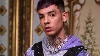 El cantante de corridos tumbados, Natanael Cano sorprendió a sus seguidores al exhibir su nueva dentadura con diamantes incrustados.