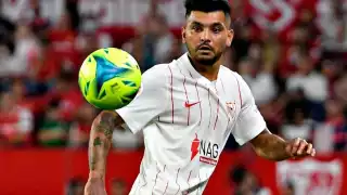 El jugador está abierto a escuchar y analizar las posibles propuestas, a pesar de que "no piensa irse del Sevilla", según su agente