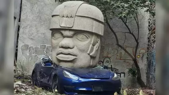 Captan cabeza Olmeca aplastando lujoso Tesla en la CDMX Captan cabeza Olmeca aplastando lujoso Tesla en la CDMX