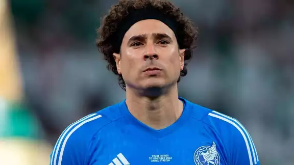 Aficionados del Tri arremeten contra Guillermo Ochoa