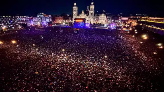 Los Fabulosos Cadillacs reúnen a 300 mil personas en el Zócalo al ritmo de sus grandes éxitos Los Fabulosos Cadillacs reúnen a 300 mil personas en el Zócalo al ritmo de sus grandes éxitos