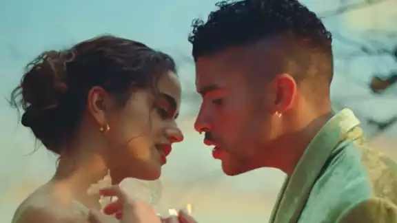 "La noche de anoche", de Bad Bunny y Rosalía "La noche de anoche", de Bad Bunny y Rosalía