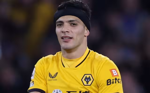 El mexicano se fue del campo por recibir doble tarjeta amarilla, la última de ellas por obstruir un saque de falta