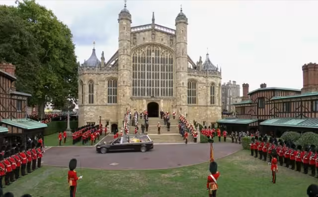 Su llegada ha generando aplausos y lágrimas de una multitud congregada