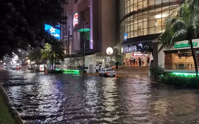 Acapulco continúa trabajando para reponerse de los daños causados por el Huracán Otis