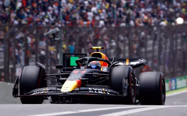 Checo logró el primer lugar en la carrera de práctica por milésimas de segundo