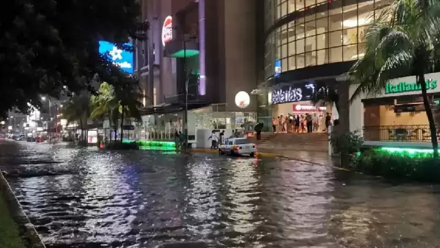 Acapulco continúa trabajando para reponerse de los daños causados por el Huracán Otis