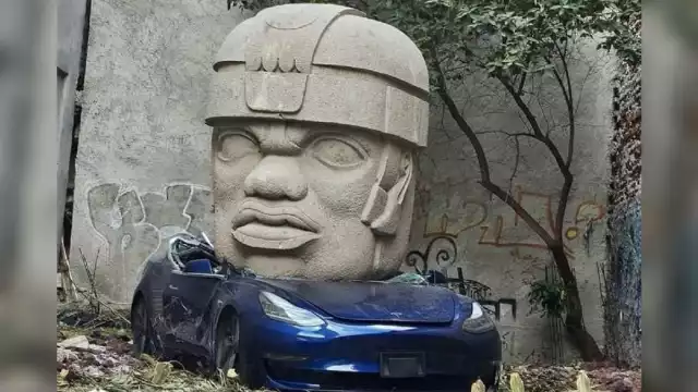 Captan cabeza Olmeca aplastando lujoso Tesla en la CDMX