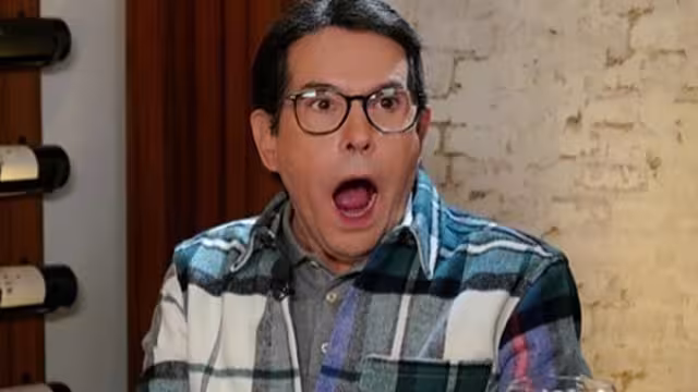 Pepillo Origel causa alarma por compartir foto en cama y con oxígeno