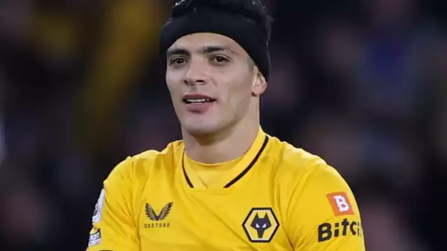 El mexicano se fue del campo por recibir doble tarjeta amarilla, la última de ellas por obstruir un saque de falta