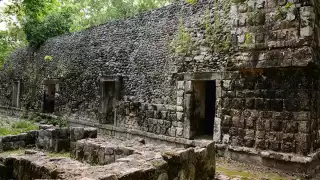 La palabra Kulubá significa “agua del perro salvaje kulú”, como tal es un complejo arquitectónico maya