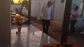 AMLO llegó al panteón por la tarde, depositó una ofrenda floral y elevó una oración por el descansa del alma de sus padres