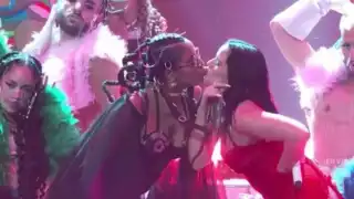 Las cantantes impactaron a los espectadores con un breve beso