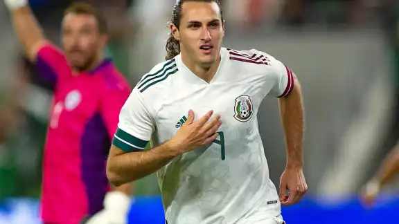 Santiago Giménez ya está en el AICM para viajar a Países Bajos y reportar con el Feyenoord Santiago Giménez ya está en el AICM para viajar a Países Bajos y reportar con el Feyenoord