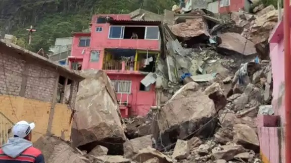 Hasta el lugar del siniestro han arribado elementos de Protección Civil, personal de Bomberos así como de la Cruz Roja para atender la emergencia

