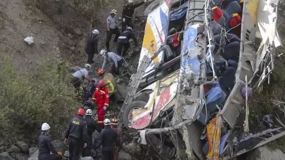 Este es el tercer accidente de transporte que deja numerosas víctimas en los últimos cuatro días Este es el tercer accidente de transporte que deja numerosas víctimas en los últimos cuatro días