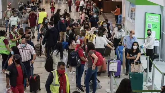 Miles de personas abarrotan los pasillos del AICM Miles de personas abarrotan los pasillos del AICM
