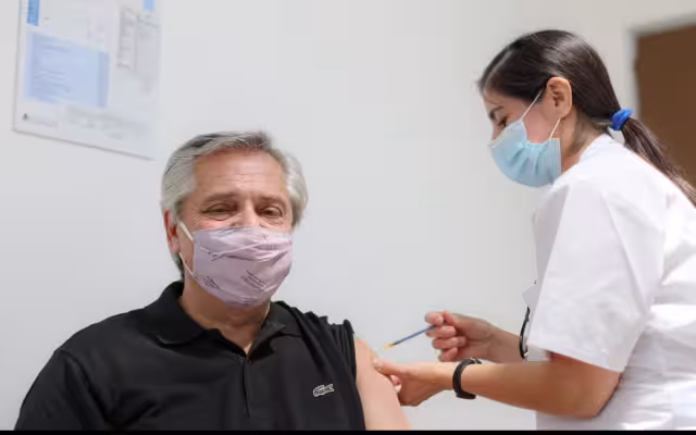 El presidente Alberto Fernández recibió su primera dosis de vacunación contra COVID-19