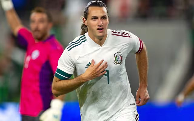 Santiago Giménez ya está en el AICM para viajar a Países Bajos y reportar con el Feyenoord