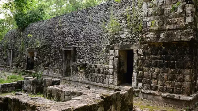 La palabra Kulubá significa “agua del perro salvaje kulú”, como tal es un complejo arquitectónico maya