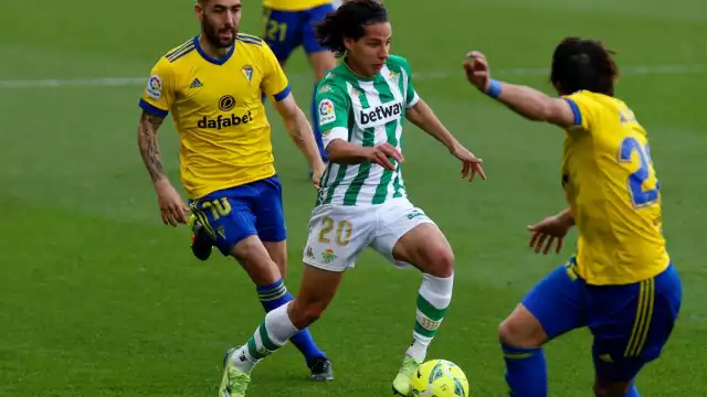 Diego Lainez y Andrés Guardado arrancaron como titulares en la victoria del Betis