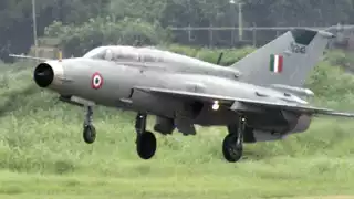 Avión militar se estrella contra una vivienda y ocasiona la muerte de 3 personas en India