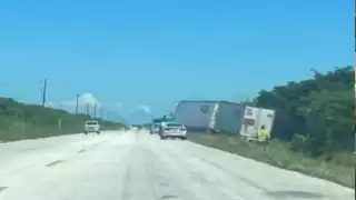 Tráiler se sale de la carretera y genera pánico en Ciudad del Carmen