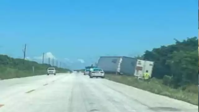 Tráiler se sale de la carretera y genera pánico en Ciudad del Carmen