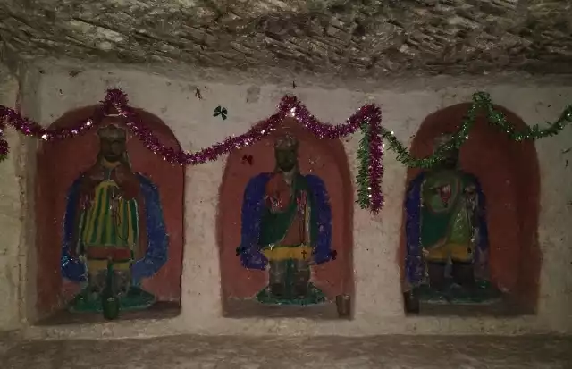 Catacumbas resguardan devoción, creatividad e historia bélica entre sus gruesas y calizas paredes