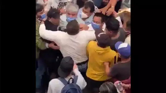 El edil de Cuautitlán fue golpeado por una turba de 500 comerciantes inconformes