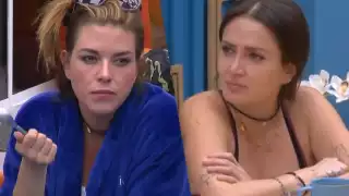 Alicia Machado se desnuda y besa en la boca a Celia Lora