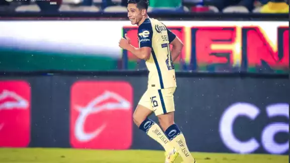 El jugador americanista logró un tanto para su equipo durante la primera mitad del partido El jugador americanista logró un tanto para su equipo durante la primera mitad del partido