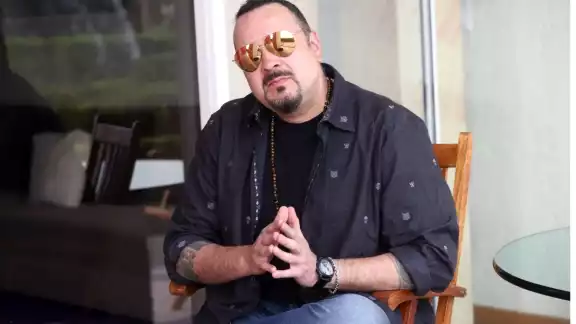 El cantante señaló que no tiene síntomas, pero permanece en aislamiento