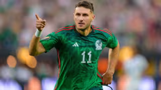 Santi Giménez podría quedar fuera de la Copa del Mundo por esta razón