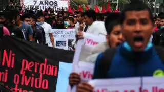 Los manifestantes hicieron el pase de lista y dejaron pintas a su paso