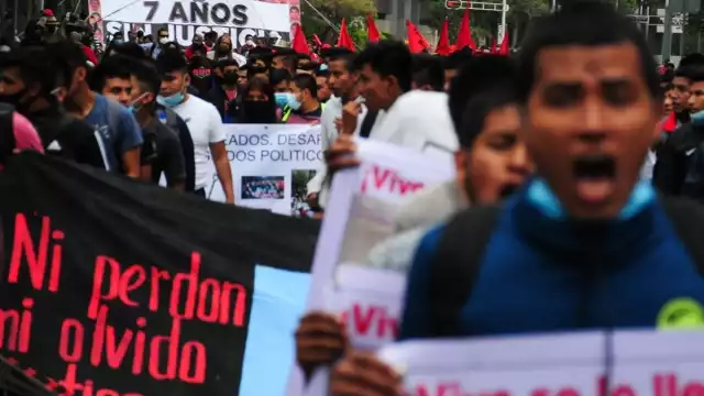 Los manifestantes hicieron el pase de lista y dejaron pintas a su paso