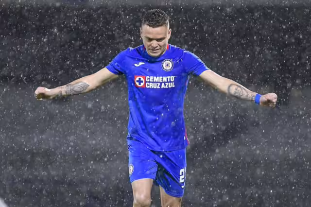 Jonathan ‘Cabecita’ Rodríguez abrió el marcador desde el punto penal (@CruzAzulCD)