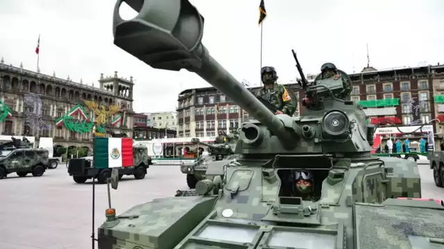 Integrantes de las fuerzas armadas toman parte del desfile (@SEDENAmx)