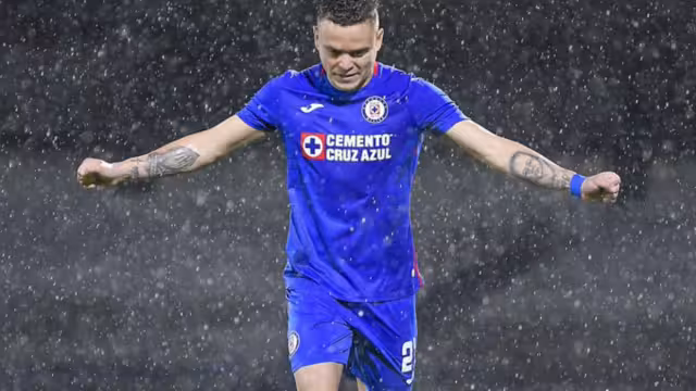 Jonathan ‘Cabecita’ Rodríguez abrió el marcador desde el punto penal (@CruzAzulCD)