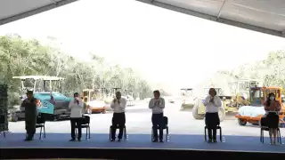 López Obrador estuvo acompañado por autoridades locales durante su evento