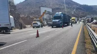 El accidente provocó filas kilométricas de tráileres, autobuses y vehículos particulares, que quedaron varados