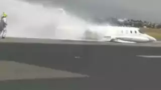 A través de redes sociales se difunde un video en el que se puede ver cómo la avioneta perdió el tren de aterrizaje y quedó recostada sobre la pista de aterrizaje