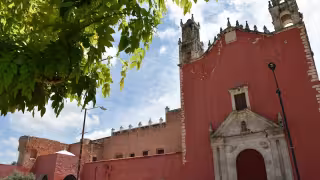 La iglesia es uno de los principales atractivos turísticos por su parecido con la catedral de Mérida
